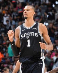 文班亚马28+10马刺大胜雷霆 NBA西决将进行抢七大战